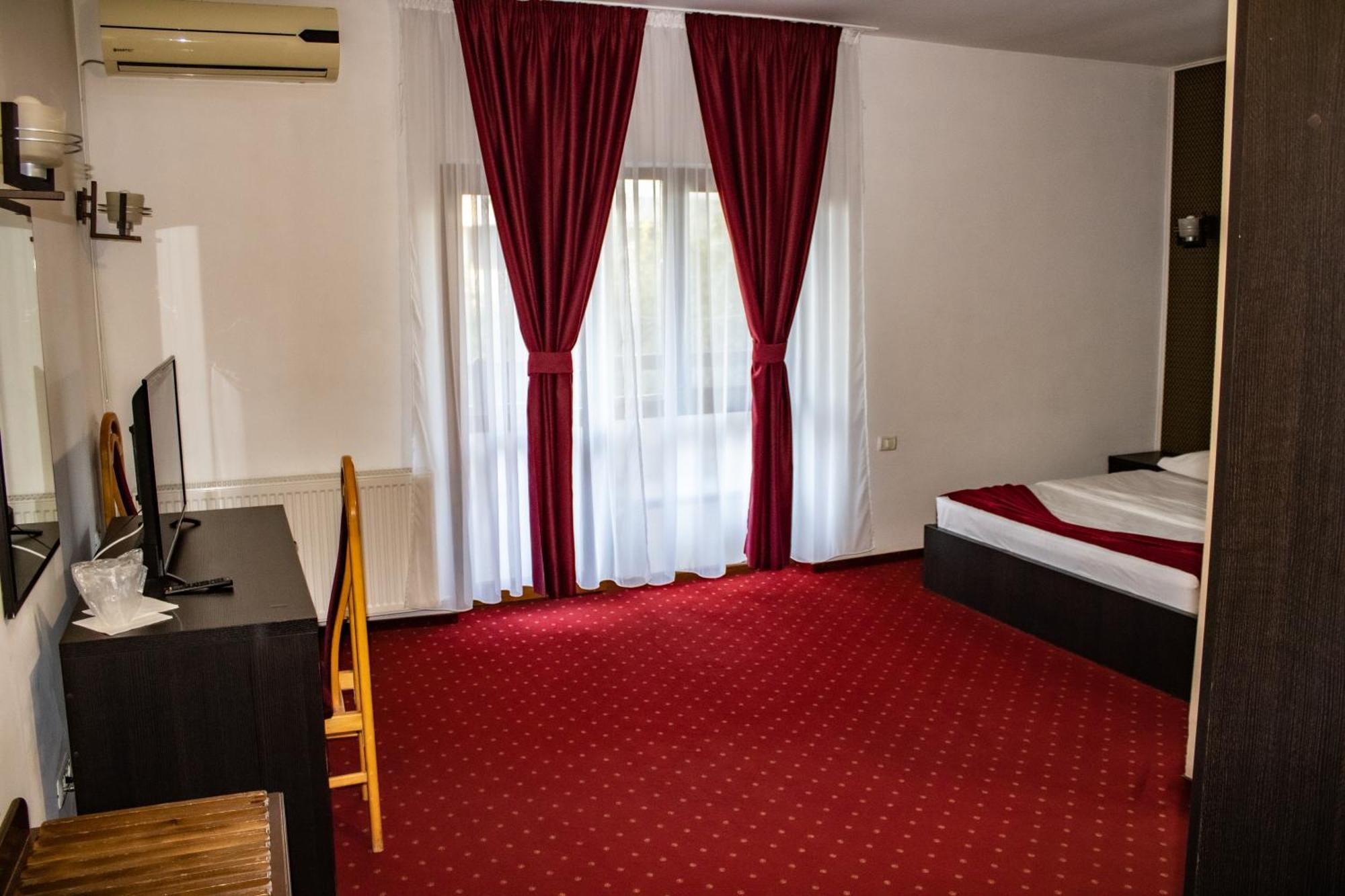 Hotel Rebis Brăila Екстериор снимка
